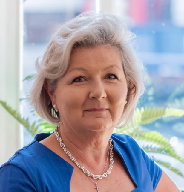 Julie Snell Headshot