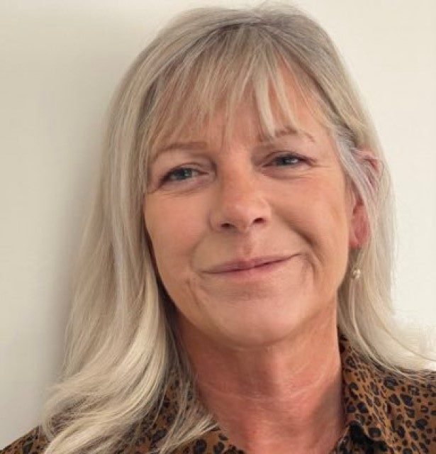 Lesley Holdsworth Headshot